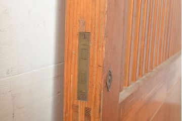 アンティーク建具　ヒノキ材　粋な和の雰囲気を盛り上げる亀甲金網付きの蔵戸(引き戸、玄関戸)(R-048263)