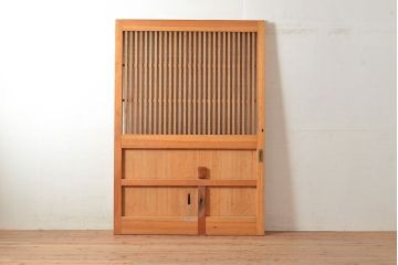 アンティーク建具　ヒノキ材　粋な和の雰囲気を盛り上げる亀甲金網付きの蔵戸(引き戸、玄関戸)(R-048263)