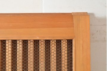 アンティーク建具　ヒノキ材　粋な和の雰囲気を盛り上げる亀甲金網付きの蔵戸(引き戸、玄関戸)(R-048263)