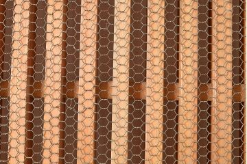 アンティーク建具　ヒノキ材　粋な和の雰囲気を盛り上げる亀甲金網付きの蔵戸(引き戸、玄関戸)(R-048263)