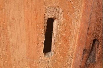 アンティーク建具　ヒノキ材　粋な和の雰囲気を盛り上げる亀甲金網付きの蔵戸(引き戸、玄関戸)(R-048263)