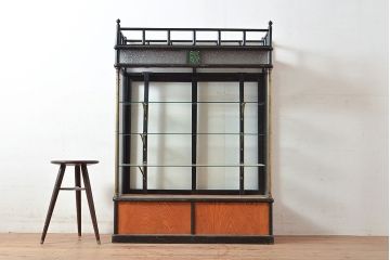 大正ロマン　時代物の色ガラス入り!タバコ屋さんで使われていた天枠付きのガラスケース(陳列棚、ショーケース)(R-048270)