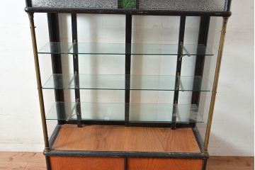 大正ロマン　時代物の色ガラス入り!タバコ屋さんで使われていた天枠付きのガラスケース(陳列棚、ショーケース)(R-048270)
