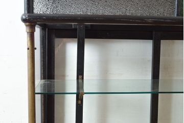 大正ロマン　時代物の色ガラス入り!タバコ屋さんで使われていた天枠付きのガラスケース(陳列棚、ショーケース)(R-048270)