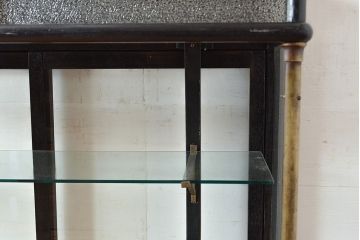 大正ロマン　時代物の色ガラス入り!タバコ屋さんで使われていた天枠付きのガラスケース(陳列棚、ショーケース)(R-048270)