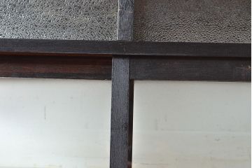 大正ロマン　時代物の色ガラス入り!タバコ屋さんで使われていた天枠付きのガラスケース(陳列棚、ショーケース)(R-048270)