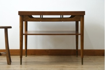 アメリカヴィンテージ　1960年から1970年頃　チーク材　棚付きのおしゃれなコーヒーテーブル　(R-048279)