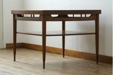 アメリカヴィンテージ　1960年から1970年頃　チーク材　棚付きのおしゃれなコーヒーテーブル　(R-048279)
