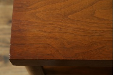 アメリカヴィンテージ　1960年から1970年頃　チーク材　棚付きのおしゃれなコーヒーテーブル　(R-048279)