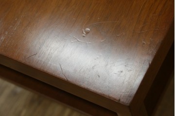 アメリカヴィンテージ　1960年から1970年頃　チーク材　棚付きのおしゃれなコーヒーテーブル　(R-048279)