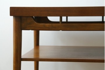 アメリカヴィンテージ　1960年から1970年頃　チーク材　棚付きのおしゃれなコーヒーテーブル　(R-048279)