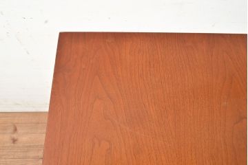 アメリカヴィンテージ　荷物が置ける棚付き!　洗練されたデザインのチーク材製ダイニングテーブル(2人掛け、サイドテーブル、スクエアテーブル、カフェテーブル、コーヒーテーブル、ビンテージ)(R-048279)