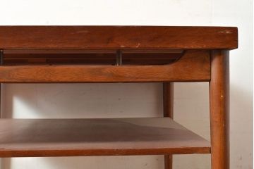 アメリカヴィンテージ　荷物が置ける棚付き!　洗練されたデザインのチーク材製ダイニングテーブル(2人掛け、サイドテーブル、スクエアテーブル、カフェテーブル、コーヒーテーブル、ビンテージ)(R-048279)