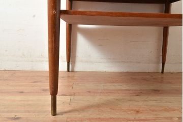 アメリカヴィンテージ　荷物が置ける棚付き!　洗練されたデザインのチーク材製ダイニングテーブル(2人掛け、サイドテーブル、スクエアテーブル、カフェテーブル、コーヒーテーブル、ビンテージ)(R-048279)