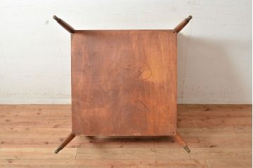アメリカヴィンテージ　荷物が置ける棚付き!　洗練されたデザインのチーク材製ダイニングテーブル(2人掛け、サイドテーブル、スクエアテーブル、カフェテーブル、コーヒーテーブル、ビンテージ)(R-048279)