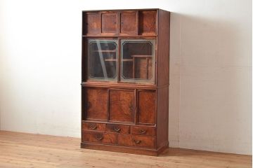 アンティーク家具　三方ケヤキ材　漆塗り　前面に玉杢があしらわれた上手物の茶箪笥(収納棚、茶棚、飾り棚)(R-048281)