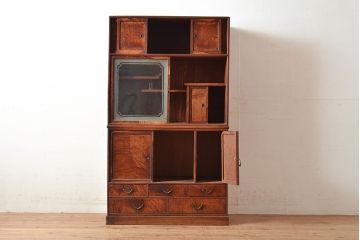アンティーク家具　三方ケヤキ材　漆塗り　前面に玉杢があしらわれた上手物の茶箪笥(収納棚、茶棚、飾り棚)(R-048281)