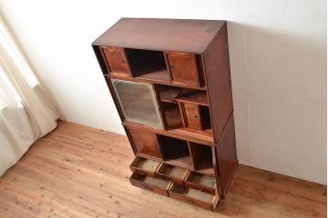 アンティーク家具　三方ケヤキ材　漆塗り　前面に玉杢があしらわれた上手物の茶箪笥(収納棚、茶棚、飾り棚)(R-048281)