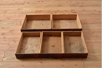 アンティーク家具　三方ケヤキ材　漆塗り　前面に玉杢があしらわれた上手物の茶箪笥(収納棚、茶棚、飾り棚)(R-048281)
