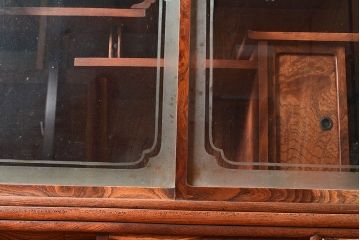 アンティーク家具　三方ケヤキ材　漆塗り　前面に玉杢があしらわれた上手物の茶箪笥(収納棚、茶棚、飾り棚)(R-048281)