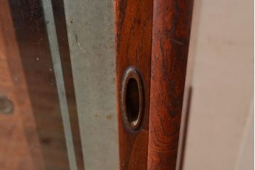 アンティーク家具　三方ケヤキ材　漆塗り　前面に玉杢があしらわれた上手物の茶箪笥(収納棚、茶棚、飾り棚)(R-048281)