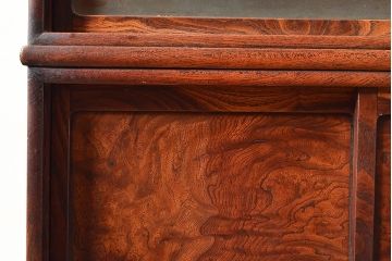 アンティーク家具　三方ケヤキ材　漆塗り　前面に玉杢があしらわれた上手物の茶箪笥(収納棚、茶棚、飾り棚)(R-048281)