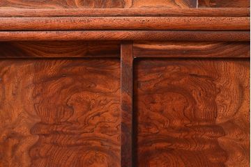 アンティーク家具　三方ケヤキ材　漆塗り　前面に玉杢があしらわれた上手物の茶箪笥(収納棚、茶棚、飾り棚)(R-048281)