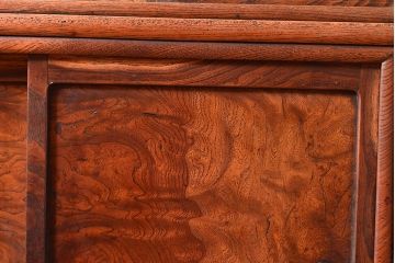 アンティーク家具　三方ケヤキ材　漆塗り　前面に玉杢があしらわれた上手物の茶箪笥(収納棚、茶棚、飾り棚)(R-048281)