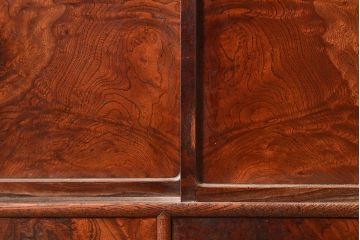 アンティーク家具　三方ケヤキ材　漆塗り　前面に玉杢があしらわれた上手物の茶箪笥(収納棚、茶棚、飾り棚)(R-048281)