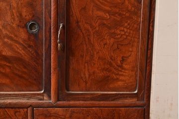 アンティーク家具　三方ケヤキ材　漆塗り　前面に玉杢があしらわれた上手物の茶箪笥(収納棚、茶棚、飾り棚)(R-048281)