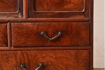 アンティーク家具　三方ケヤキ材　漆塗り　前面に玉杢があしらわれた上手物の茶箪笥(収納棚、茶棚、飾り棚)(R-048281)