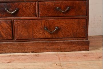 アンティーク家具　三方ケヤキ材　漆塗り　前面に玉杢があしらわれた上手物の茶箪笥(収納棚、茶棚、飾り棚)(R-048281)