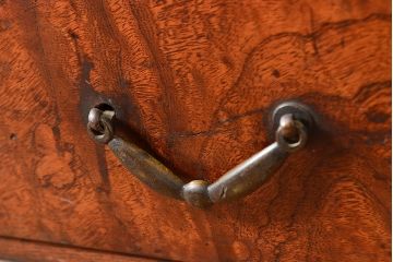 アンティーク家具　三方ケヤキ材　漆塗り　前面に玉杢があしらわれた上手物の茶箪笥(収納棚、茶棚、飾り棚)(R-048281)