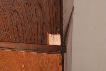 アンティーク家具　三方ケヤキ材　漆塗り　前面に玉杢があしらわれた上手物の茶箪笥(収納棚、茶棚、飾り棚)(R-048281)