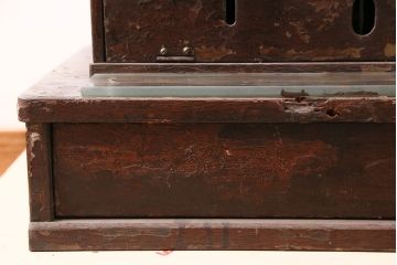 ジャンク品　昭和レトロな味わい漂う木製レジスター(ディスプレイ)(R-048303)
