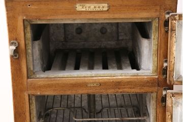 昭和レトロ　雰囲気作りにぴったり!ノスタルジックなナラ材製冷蔵庫(木製冷蔵庫、ディスプレイ、収納棚、戸棚)(R-048304)