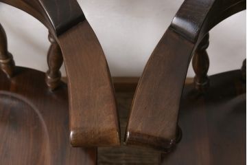 中古　ETHAN ALLEN(イーセンアーレン)　パイン材　挽き物の意匠がおしゃれ!落ち着いた色合いが魅力のチェア4脚セット(アームチェア、板座チェア)(R-048305)