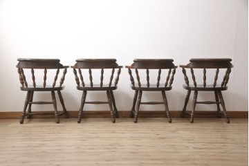 中古　ETHAN ALLEN(イーセンアーレン)　パイン材　挽き物の意匠がおしゃれ!落ち着いた色合いが魅力のチェア4脚セット(アームチェア、板座チェア)(R-048305)