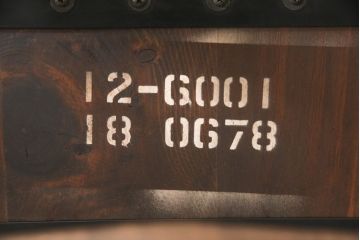 中古　ETHAN ALLEN(イーセンアーレン)　パイン材　挽き物の意匠がおしゃれ!落ち着いた色合いが魅力のチェア4脚セット(アームチェア、板座チェア)(R-048305)