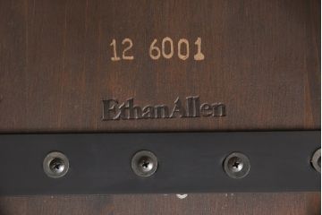 中古　ETHAN ALLEN(イーセンアーレン)　パイン材　挽き物の意匠がおしゃれ!落ち着いた色合いが魅力のチェア4脚セット(アームチェア、板座チェア)(R-048305)