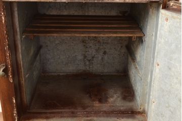 昭和レトロ　大振り　懐かしい雰囲気が魅力の栓材製冷蔵庫(木製冷蔵庫、ディスプレイ、収納棚、戸棚)(R-048321)