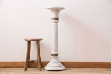 アメリカビンテージ　当店ペイント・リメイク　真鍮　上品なフォルムとアンティークカラーが優雅な雰囲気を高める花台(飾り台)(R-048329)