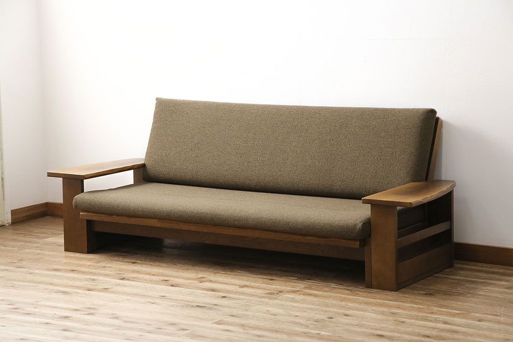 中古　美品　ナラ材の浮造り仕上げ!イバタインテリアのマガジンラックが付いた3人掛けソファ(アームソファ)(定価24万円)(R-048330)