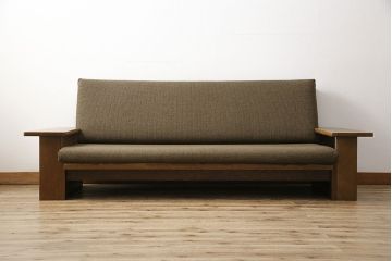 中古　美品　ナラ材の浮造り仕上げ!イバタインテリアのマガジンラックが付いた3人掛けソファ(アームソファ)(定価24万円)(R-048330)