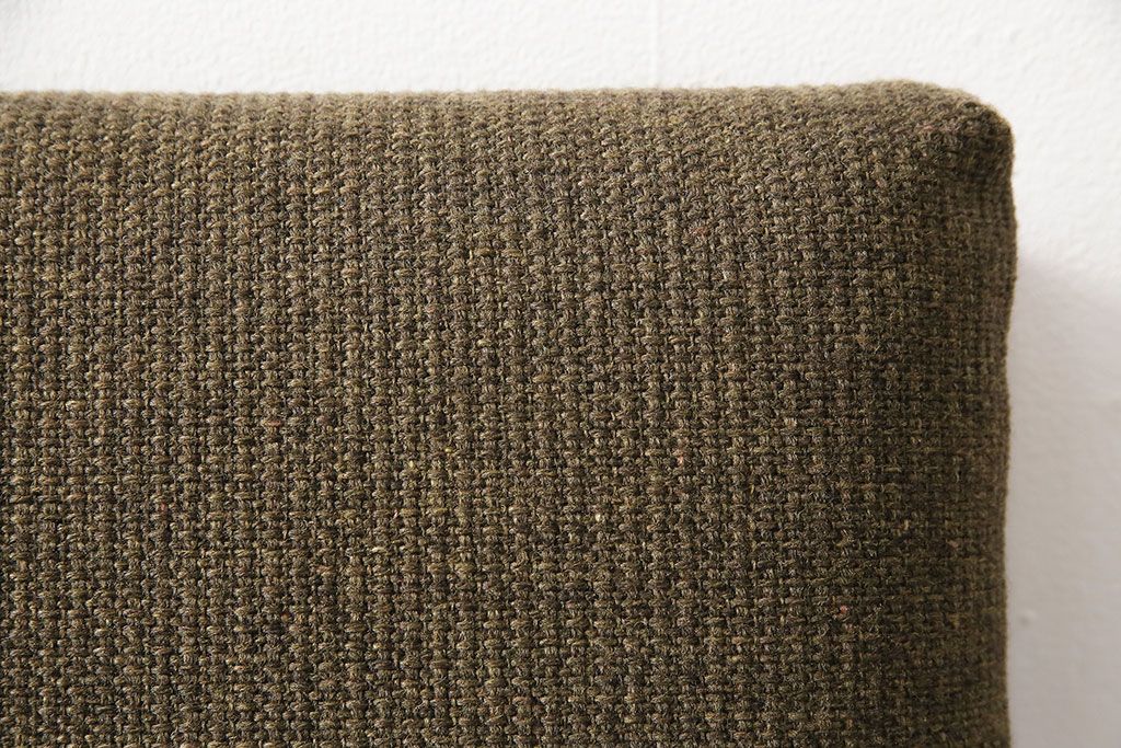 中古　美品　ナラ材の浮造り仕上げ!イバタインテリアのマガジンラックが付いた3人掛けソファ(アームソファ)(定価24万円)(R-048330)