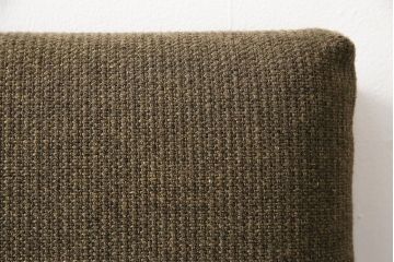 中古　美品　ナラ材の浮造り仕上げ!イバタインテリアのマガジンラックが付いた3人掛けソファ(アームソファ)(定価24万円)(R-048330)