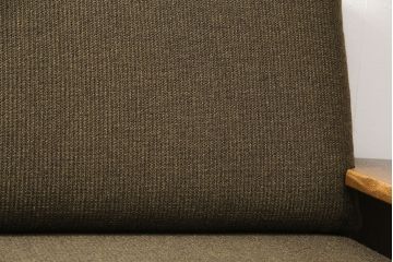 中古　美品　ナラ材の浮造り仕上げ!イバタインテリアのマガジンラックが付いた3人掛けソファ(アームソファ)(定価24万円)(R-048330)