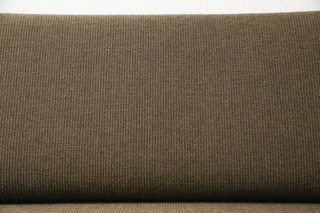 中古　美品　ナラ材の浮造り仕上げ!イバタインテリアのマガジンラックが付いた3人掛けソファ(アームソファ)(定価24万円)(R-048330)