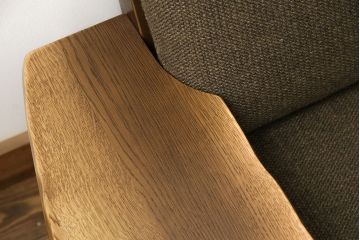 中古　美品　ナラ材の浮造り仕上げ!イバタインテリアのマガジンラックが付いた3人掛けソファ(アームソファ)(定価24万円)(R-048330)