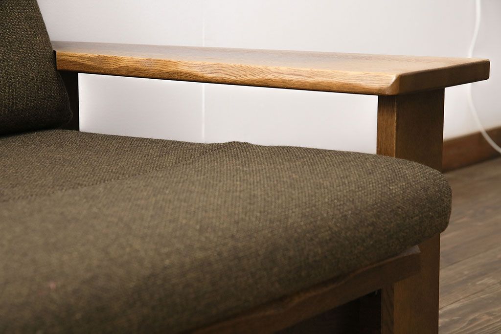 中古　美品　ナラ材の浮造り仕上げ!イバタインテリアのマガジンラックが付いた3人掛けソファ(アームソファ)(定価24万円)(R-048330)